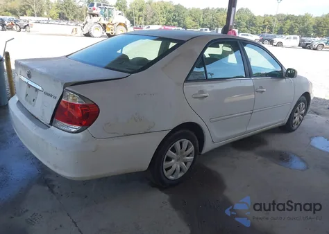 2005 Toyota Camry Le z USA, uszkodzony, nr VIN 4T1BE32K25U400213